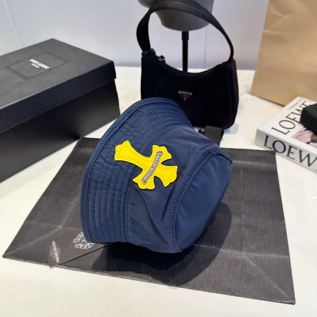 P70 𝐶ℎ𝑟𝑜𝑚𝑒 𝐻𝑒𝑎𝑟𝑡𝑠 Crow Heart Chocolate Barbie Pink Cross Leather Brand Horseshoe Roll Sleeves Sanskrit Letters Fisherman Hat Sun Hat